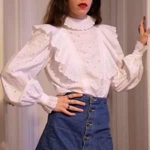 ✨SOLD✨Vintage eyelet ruffle blouse